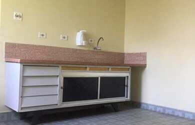 Imagem: A casa possui 3 Dormitórios, 2 Banheiros, 2 Vagas na garagem