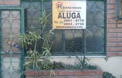 Imagem: A casa possui 4 Dormitórios, 1 Banheiro, 1 Vaga na garagem