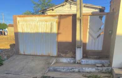 Imagem: A casa possui 2 Dormitórios, 1 Banheiro, 1 Vaga na garagem