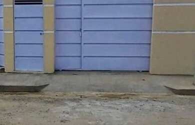 Imagem: A casa possui 3 Dormitórios, 1 Banheiro, 2 Vagas na garagem