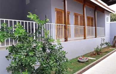 Imagem: A casa possui 4 Dormitórios, 2 Banheiros, 4 Vagas na garagem