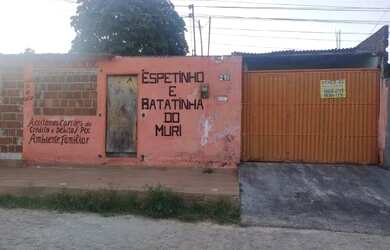 Imagem: A casa possui 3 Dormitórios, 2 Banheiros, 1 Vaga na garagem