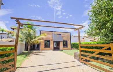 Imagem: A casa possui 3 Dormitórios, 3 Banheiros, 240m² de Área e