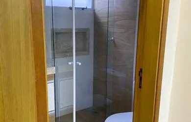 Imagem: A casa possui 3 Dormitórios, 2 Banheiros, 4 Vagas na garagem