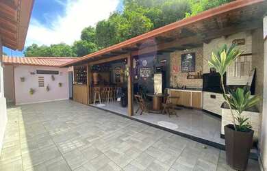 Imagem: A casa possui 3 Dormitórios, 3 Banheiros, 4 Vagas na garagem