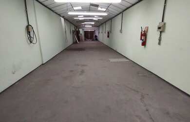 Imagem: O depósito possui 2 Vagas na garagem e 193m² de Área e está