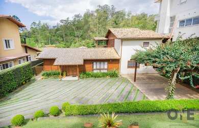 Imagem: A casa em condomínio possui 4 Dormitórios, 2 Banheiros, 4