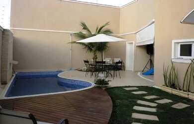 Imagem: A casa possui 4 Dormitórios, 5 Banheiros, 2 Vagas na garagem