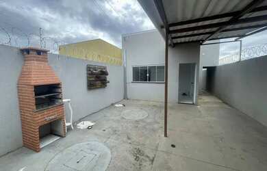 Imagem: A casa possui 2 Dormitórios, 2 Banheiros, 2 Vagas na garagem