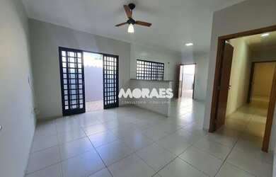 Imagem: A casa possui 3 Dormitórios, 2 Banheiros, 2 Vagas na garagem