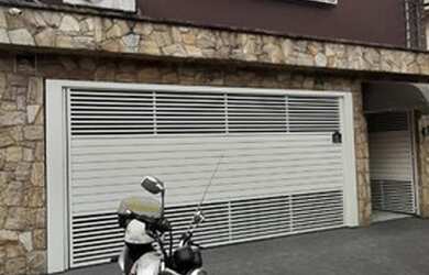 Imagem: A casa possui 3 Dormitórios, 2 Banheiros, 2 Vagas na garagem