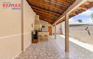 Imagem: A casa possui 3 Dormitórios, 2 Banheiros, 3 Vagas na garagem