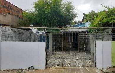 Imagem: A casa possui 2 Dormitórios, 1 Banheiro, 2 Vagas na garagem