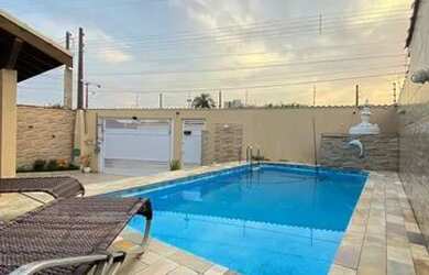 Imagem: A casa possui 3 Dormitórios, 2 Banheiros, 4 Vagas na garagem