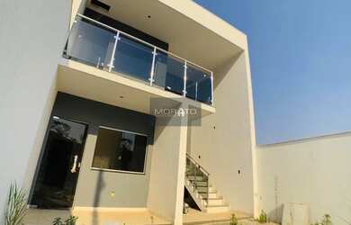 Imagem: A casa possui 3 Dormitórios, 2 Banheiros, 2 Vagas na garagem