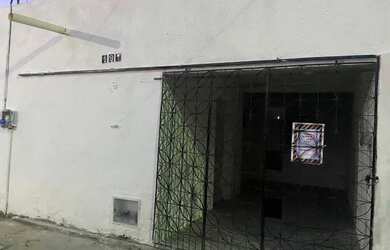 Imagem: A casa possui 3 Dormitórios, 2 Banheiros, 1 Vaga na garagem