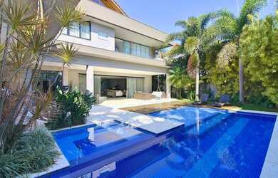 Imagem: A casa em condomínio possui 5 Dormitórios, 5 Banheiros, 4