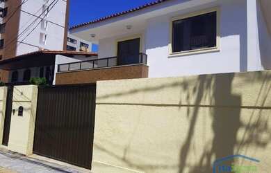 Imagem: O depósito possui 4 Vagas na garagem e 302m² de Área e está