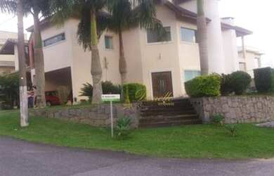 Imagem: A casa em condomínio possui 4 Dormitórios, 5 Banheiros, 5