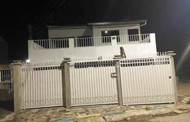 Imagem: A casa possui 2 Dormitórios, 1 Banheiro, 1 Vaga na garagem