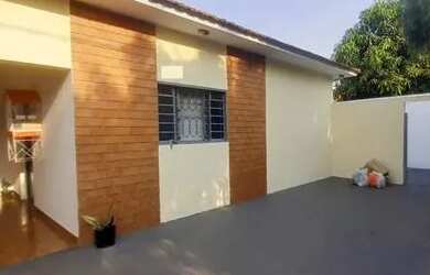 Imagem: A casa possui 4 Dormitórios, 2 Banheiros, 2 Vagas na garagem