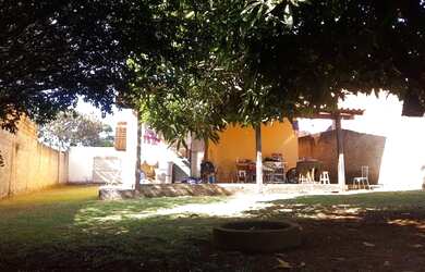 Imagem: A casa e possui 3 Dormitórios, 2 Banheiros, 2 Vagas na garagem