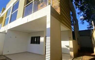 Imagem: A casa possui 3 Dormitórios, 3 Banheiros, 2 Vagas na garagem