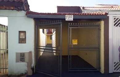 Imagem: A casa possui 1 Dormitório, 1 Banheiro, 1 Vaga na garagem