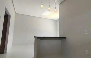 Imagem: A casa possui 3 Dormitórios, 2 Banheiros, 2 Vagas na garagem