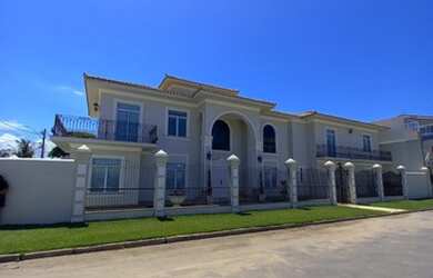 Imagem: A casa possui 4 Dormitórios, 2 Banheiros, 5 Vagas na garagem