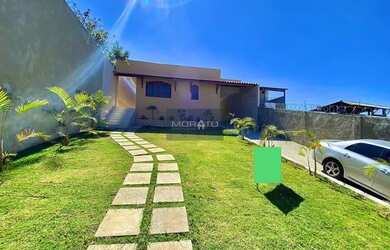 Imagem: A casa possui 3 Dormitórios, 2 Banheiros, 4 Vagas na garagem