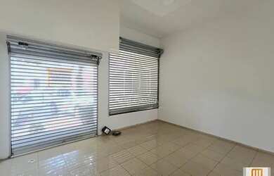 Imagem: O depósito possui 4 Vagas na garagem, 220m² de Área e está