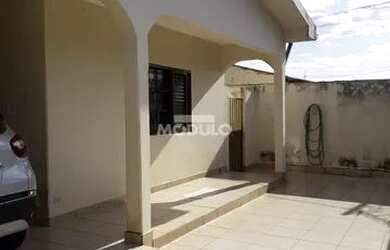 Imagem: A casa possui 3 Dormitórios, 5 Banheiros, 2 Vagas na garagem