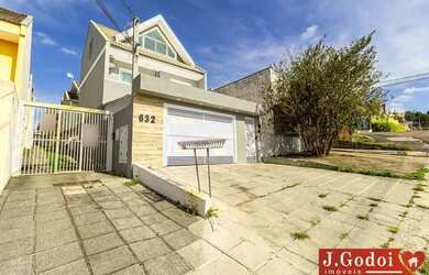 Imagem: A casa possui 3 Dormitórios, 2 Banheiros, 2 Vagas na garagem