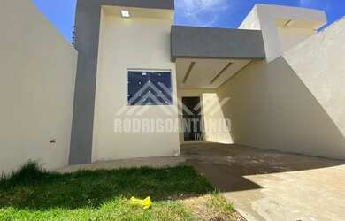 Imagem: A casa possui 3 Dormitórios, 2 Banheiros, 2 Vagas na garagem