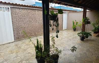 Imagem: A casa possui 3 Dormitórios, 2 Banheiros, 2 Vagas na garagem