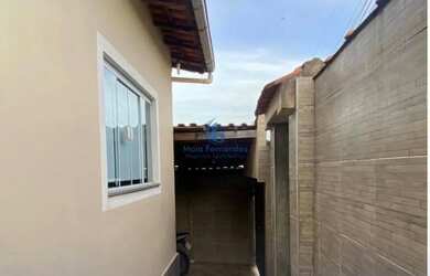 Imagem: A casa possui 3 Dormitórios, 2 Banheiros, 1 Vaga na garagem