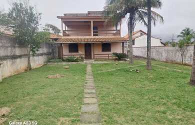 Imagem: A casa possui 4 Dormitórios, 2 Banheiros, 3 Vagas na garagem