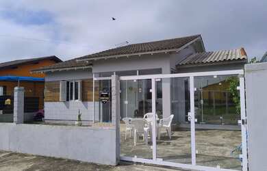 Imagem: A casa possui 3 Dormitórios, 2 Banheiros, 2 Vagas na garagem