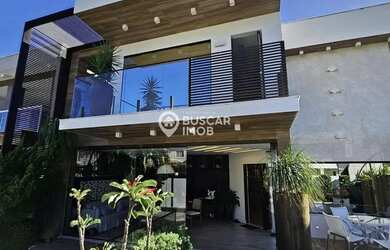 Imagem: A casa em condomínio possui 4 Dormitórios, 5 Banheiros, 292m²