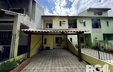 Imagem: A casa possui 2 Dormitórios, 1 Banheiro, 2 Vagas na garagem