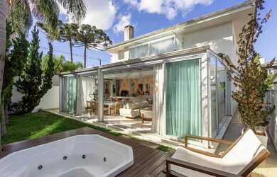 Imagem: A casa em condomínio possui 4 Dormitórios, 4 Banheiros, 4