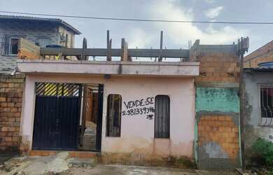 Imagem: A casa possui 3 Dormitórios, 1 Banheiro, 1 Vaga na garagem