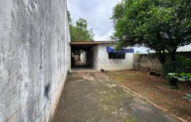 Imagem: A casa possui 3 Dormitórios, 2 Banheiros, 4 Vagas na garagem