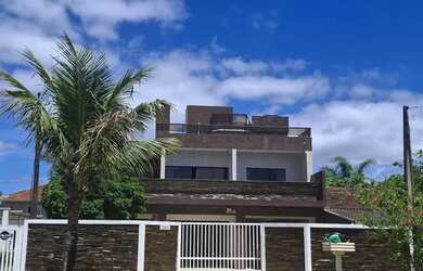 Imagem: A casa possui 4 Dormitórios, Acomodam 12 pessoas, 4 Vagas na