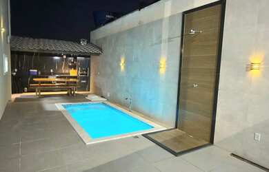 Imagem: A casa em condomínio e possui 3 Dormitórios, Suítes, 4 Banheiros