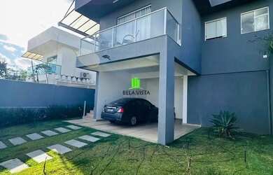 Imagem: A casa possui 3 Dormitórios, 2 Banheiros, 2 Vagas na garagem