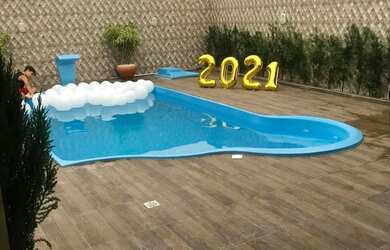 Imagem: A casa possui 4 Dormitórios, Acomodam 10 pessoas e 4 Vagas