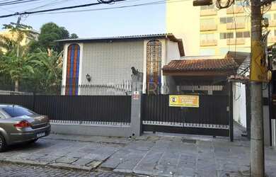 Imagem: O depósito possui 4 Vagas na garagem, 597m² de Área e está