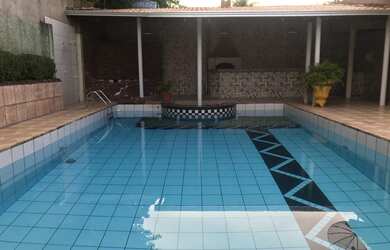 Imagem: A casa possui 3 Dormitórios, Acomodam 10 pessoas, 3 Vagas na